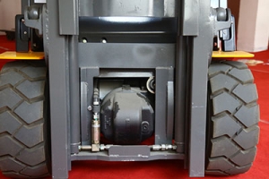電動(dòng)叉車輪胎的氣門嘴根部漏氣如何處理？