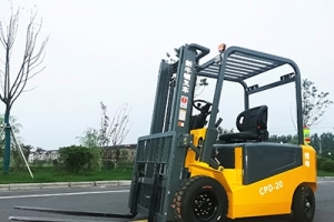 夏天怎樣正確使用小型1.5噸電動叉車？
