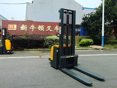 半電動堆高車