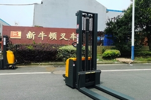 半電動堆高車的使用與全電動叉車有什么相同和區別？