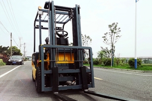 電瓶叉車蓄電池補水有哪些操作誤區？