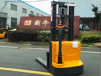 如何對電動叉車調整速度