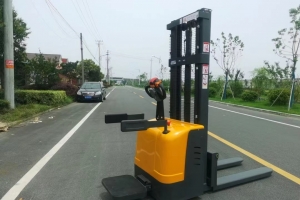 操作電動(dòng)堆高車前需要做哪些準(zhǔn)備工作？