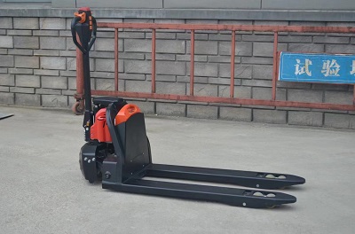 為什么聰明人都放棄手動(dòng)搬運(yùn)車(chē)？看完這款電動(dòng)搬運(yùn)車(chē)懂了