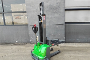 隨車叉車:物流運輸的高效靈動之翼