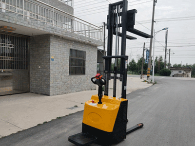 安全性能之選 新牛盾站駕式全電動(dòng)堆高車(chē)超給力