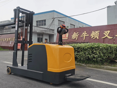 站駕式平衡重叉車