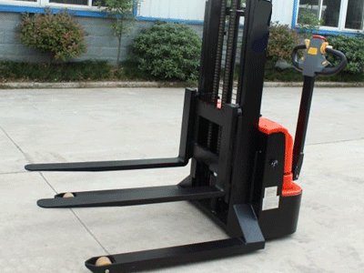 跨腿堆高車展示