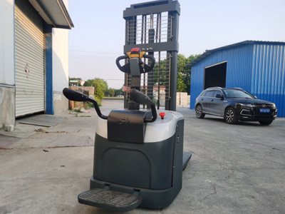 1.5噸/2噸站駕式電動堆高車 降噪省耗能是高手!