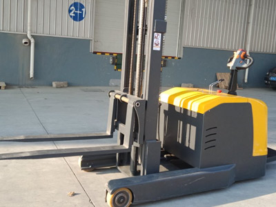 窄通道高效堆貨 怎么能少了站駕式前移堆高車?