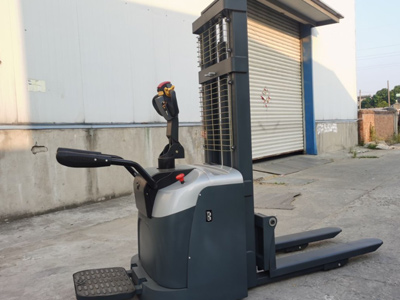 小型站駕前移堆高車多少錢一臺？江蘇廠家分享