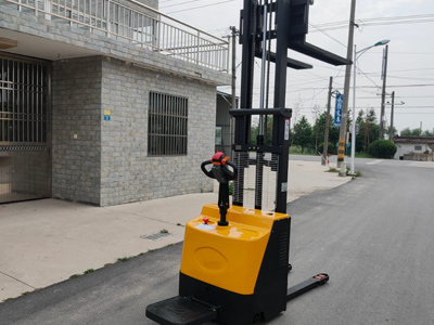 電動(dòng)站駕式堆高車