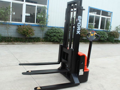 商超貨架步行跨腿電動堆高車優(yōu)勢明顯！