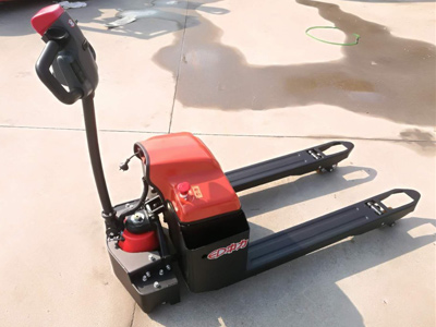 手動搬運車太累怎么辦？步行式全電動搬運車現(xiàn)貨來解決