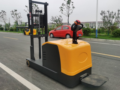 中小車間怎樣選擇站駕式平衡重堆高車？