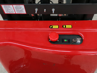 電動堆高車細節