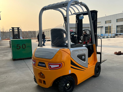 電動(dòng)叉車展示