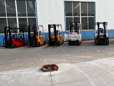 新牛盾叉車(chē)