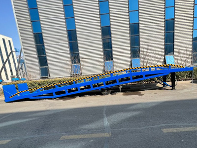 集裝箱裝卸有高度差？登車橋可以解決