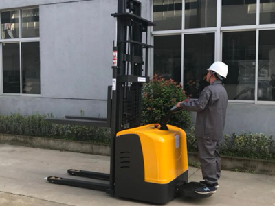 1.5噸站駕式電動(dòng)雙托盤堆垛機(jī)匹配多數(shù)作業(yè)場(chǎng)景