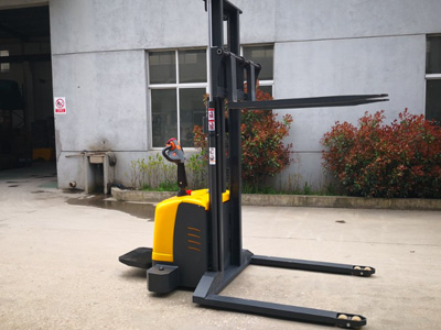 跨腿堆高車