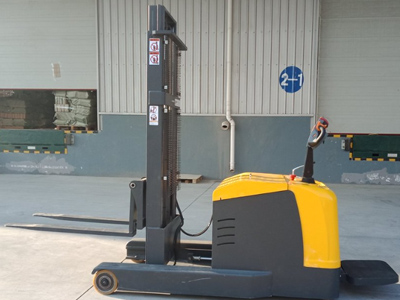 江蘇新牛盾叉車(chē) 站駕前移電動(dòng)堆高車(chē)廠家直銷(xiāo)