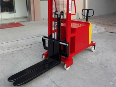 2026年最新半電動堆高車多少錢一臺?