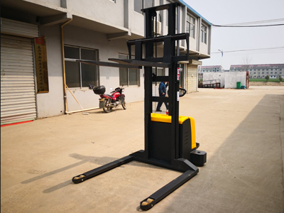 跨腿電動(dòng)堆高車性價(jià)比高 免維護(hù)電池更省心