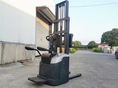 站駕式電動堆高車